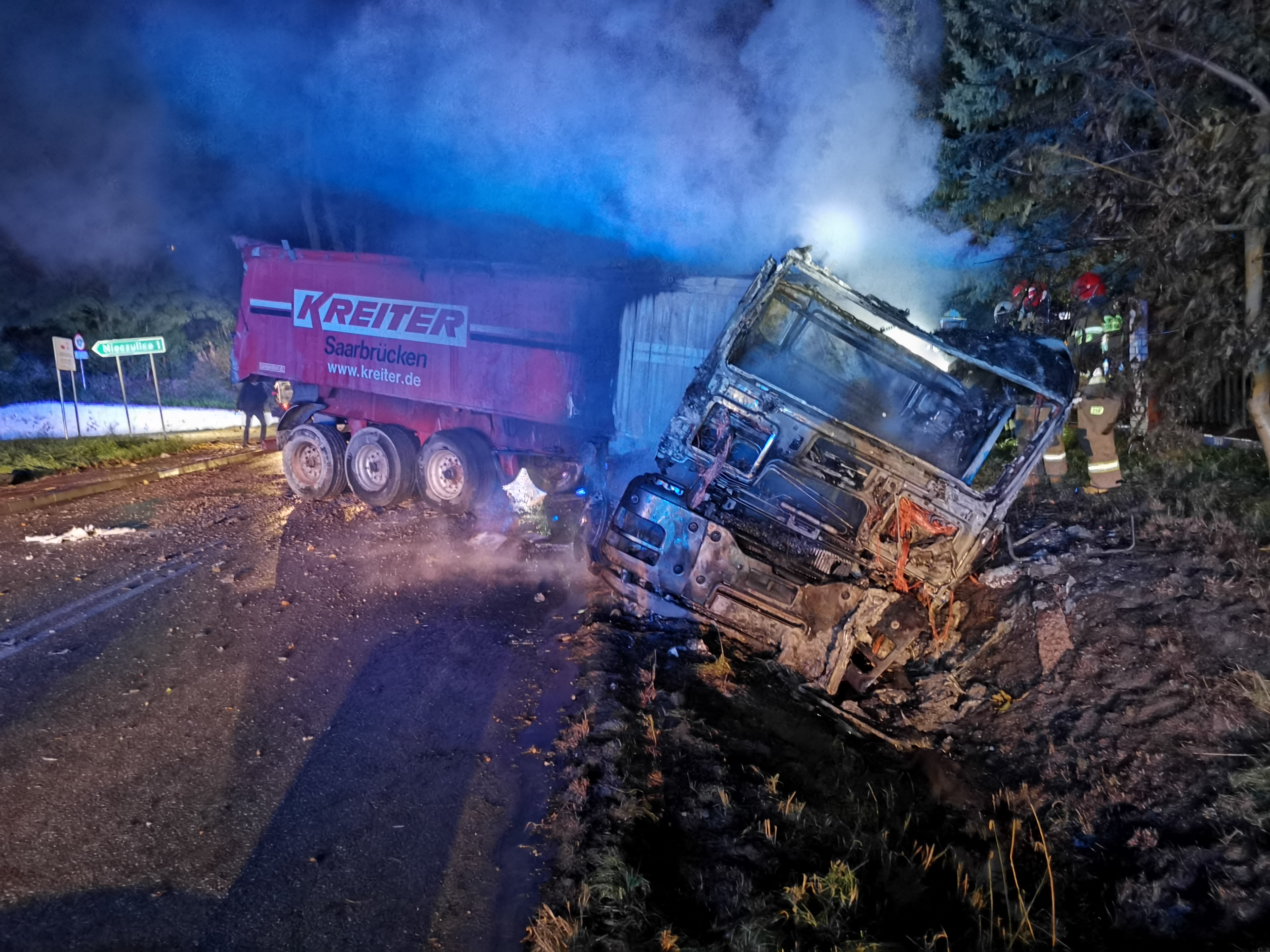 Niebezpieczny wypadek w Chybicach, ciężarówka wpadła do rowu i stanęła w płomieniach!